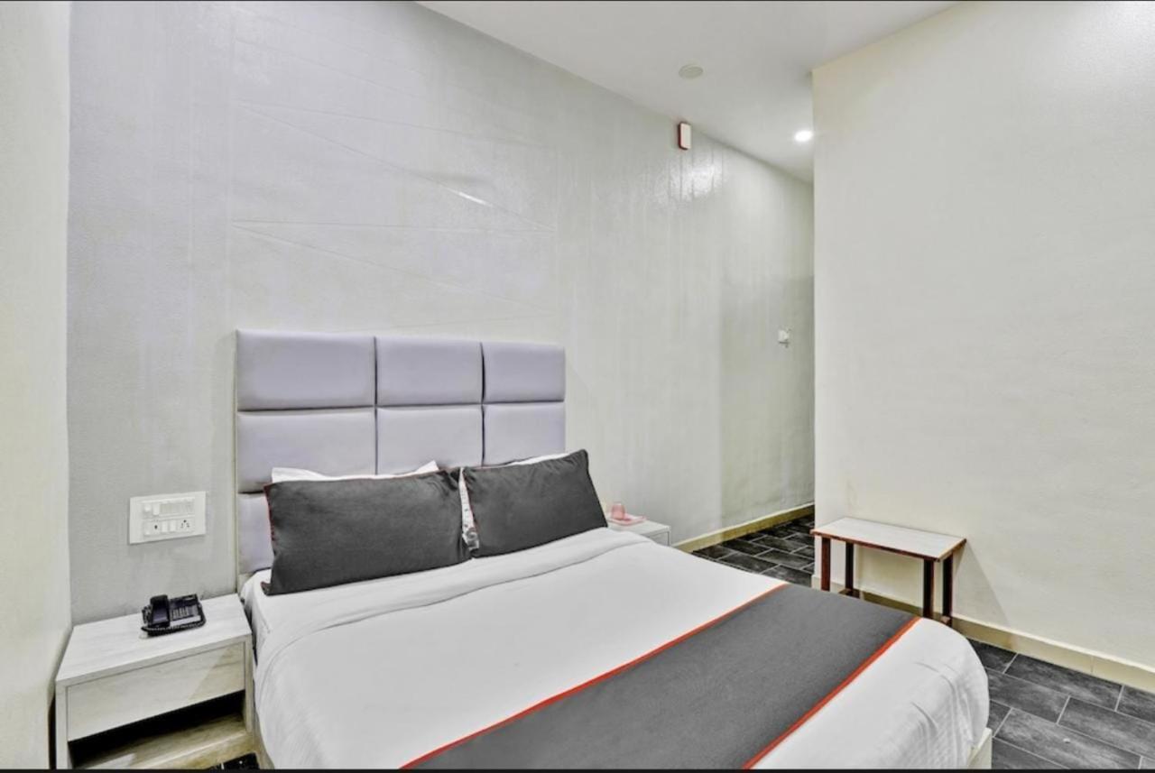 Hotel Unicorn, Surat Exterior photo